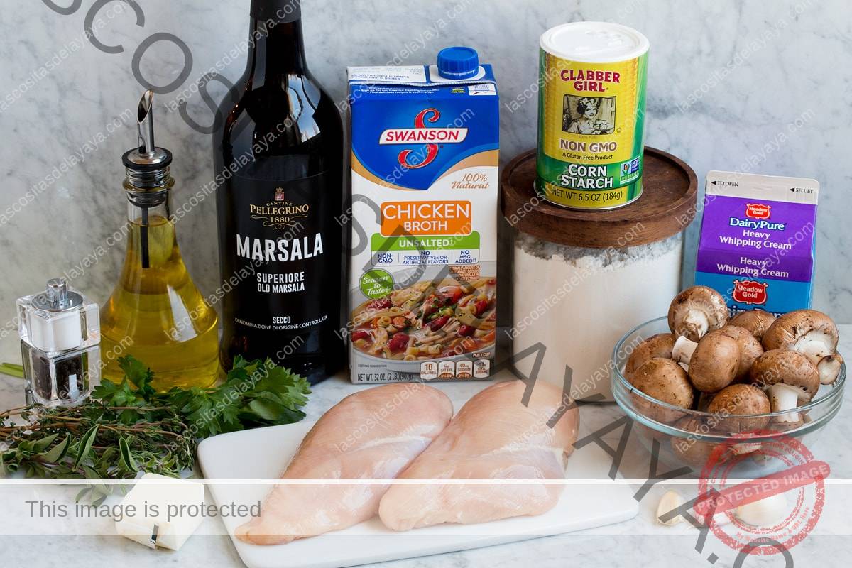 Ingredientes que se muestran aquí y que son necesarios para hacer pollo marsala.