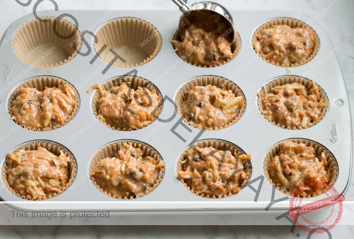 Coloque la masa para muffins de gloria de la mañana en un molde para muffins forrado con papel.