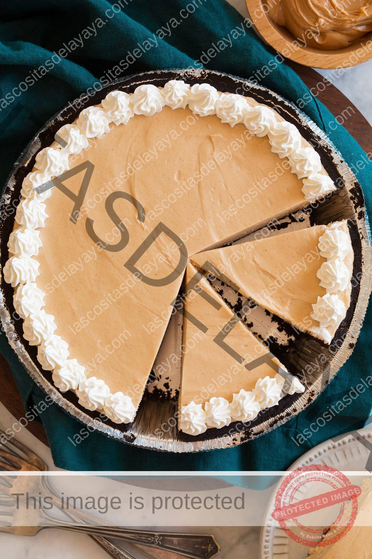 Imagen aérea de la tarta de mantequilla de maní con algunas rodajas cortadas.