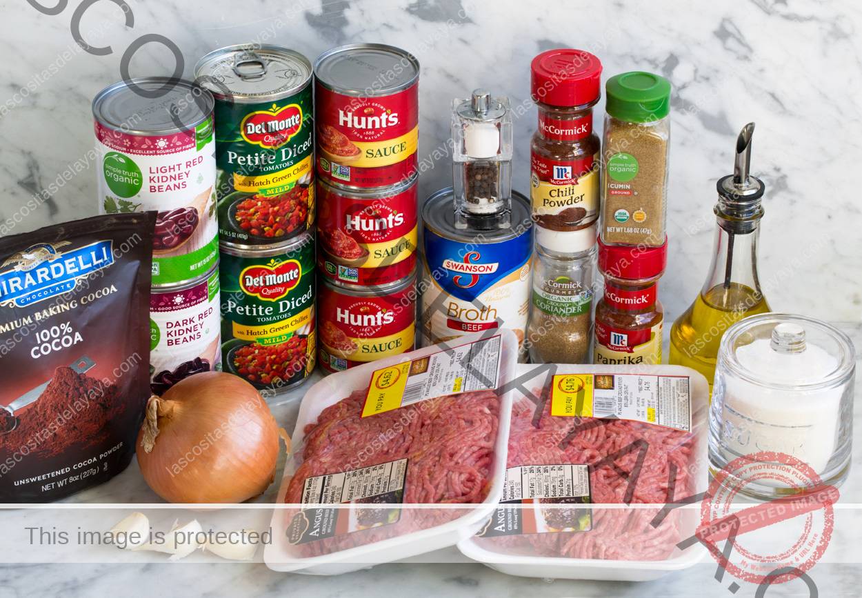 Aquí se muestran los ingredientes necesarios para hacer chili.