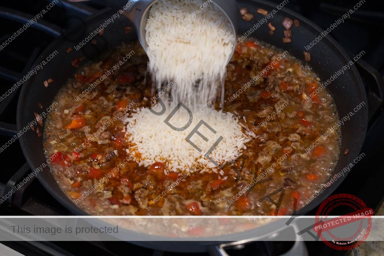 Agrega el arroz a la sartén para hacer carne y arroz chimichurri.