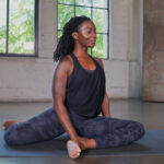 Practique el movimiento consciente en esta clase de Yin Yoga en línea sin accesorios