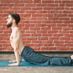 5 luchas que enfrentan los hombres en la esterilla de yoga